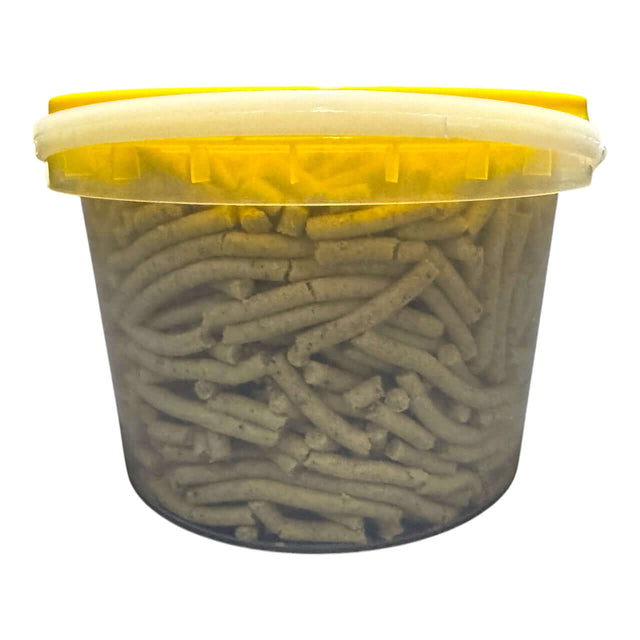 Elaine's Birding Suet Bits 800g in a clear tub, ideal for attracting ground feeders like Robins and Thrushes.