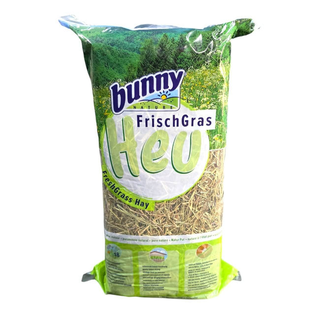 Bunny Nature Fresh Grass Meadow Hay 750g package featuring diverse, nutritious grass for small animals.