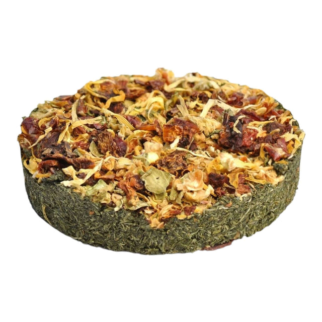 Little One Vegetable Pizza for pets, grain-free snack made of meadow grasses and vegetables, healthy treat for herbivorous animals.