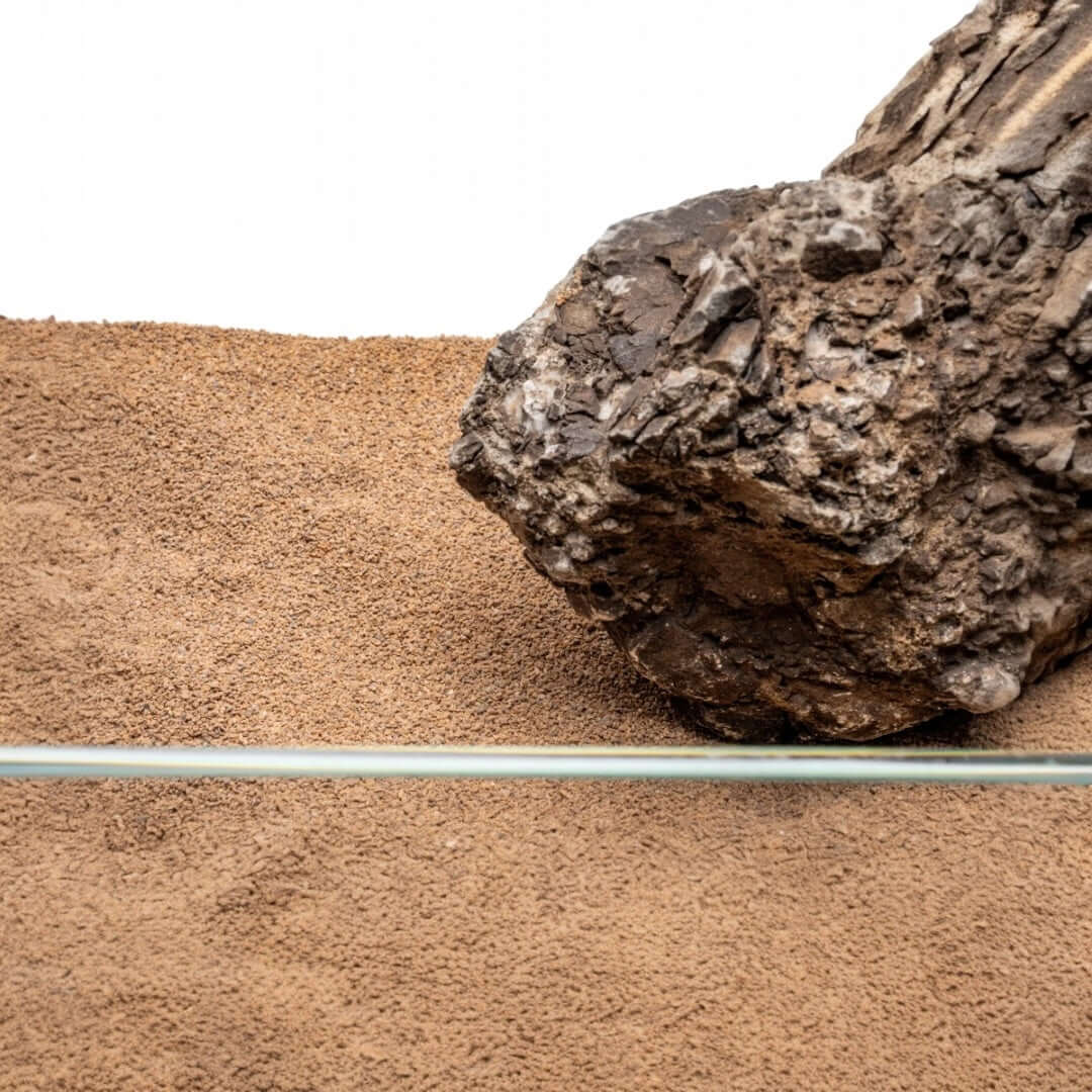 Natural substrate UNS Controsand Mojave with stone, ideal for freshwater aquariums and terrariums.