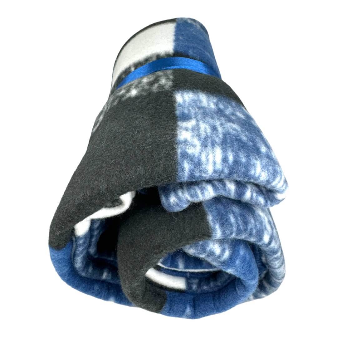 Rolled fleecy pet blanket in blue and gray, size 1m x 1.5m, perfect for pets with assorted designs.