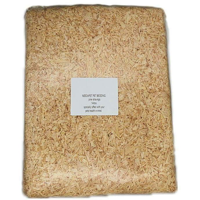 Pine shavings bedding for small pets in a 14L package, ensuring a clean and healthy environment for hamsters and mice.