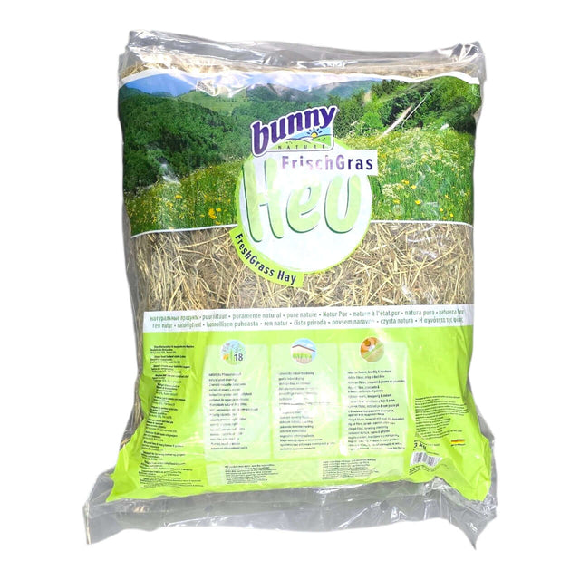 Bunny Nature Fresh Grass Meadow Hay in a bag, rich in plant diversity and nutrients for small animals.