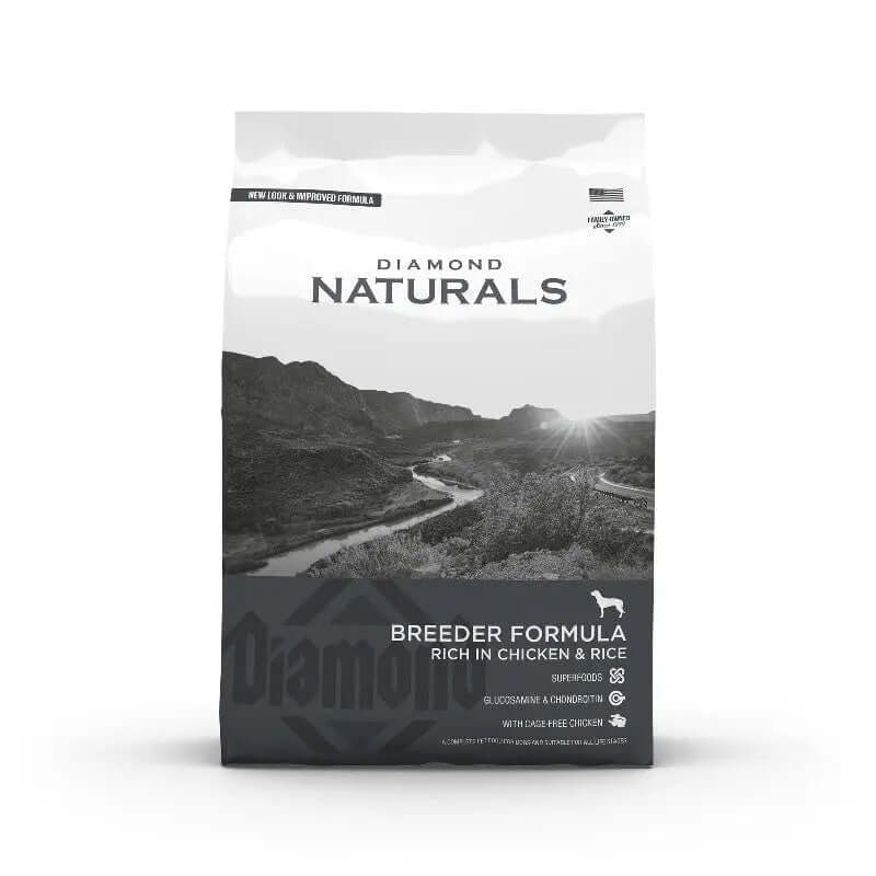 Diamond Naturals Breeder Formula Rich in Chicken and Rice Dry Dog Food packaging with superfoods for optimal nutrition.