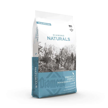 Diamond Naturals Finicky Cat Formula Rich in Chicken Meal and Rice Dry Cat Food bag with blue design and holistic nutrition.