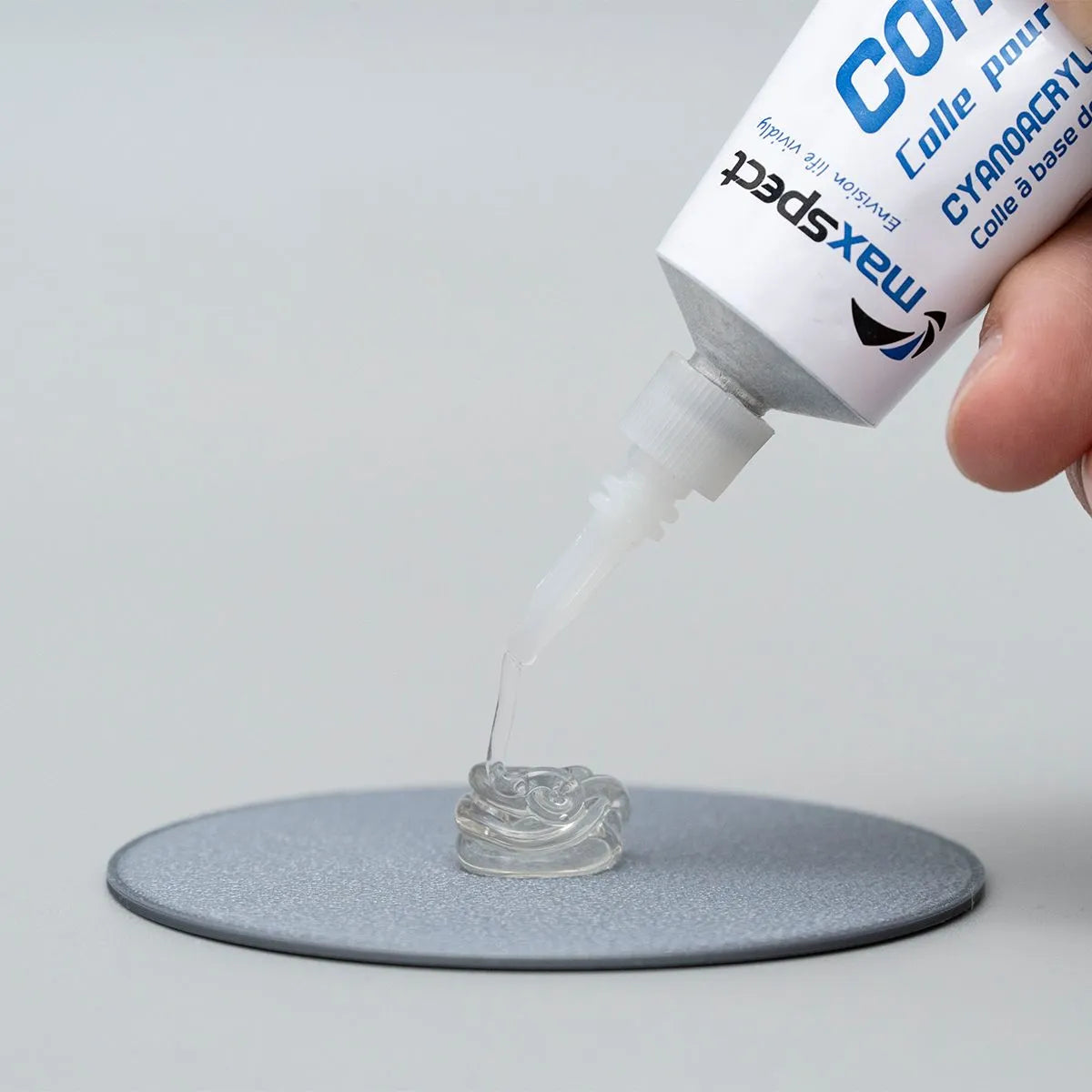 Maxspect Coral Glue 50g Tube dispensing thick cyanoacrylate glue for aquascaping projects.