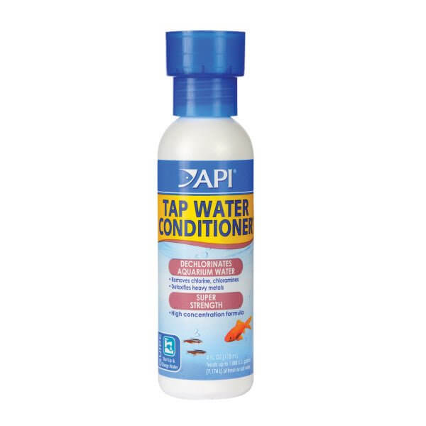 API Tap Water Conditioner bottle, dechlorinates aquarium water and detoxifies heavy metals, suitable for fresh and salt water.