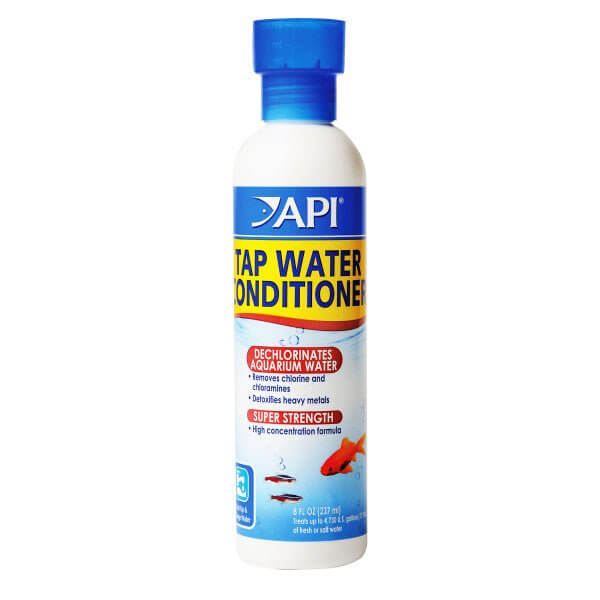API Tap Water Conditioner bottle for dechlorinating and detoxifying aquarium water, suitable for fresh and saltwater use.