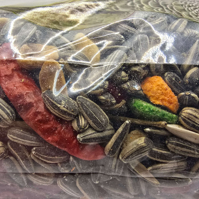 Daro Parrot Food blend with chillies featuring sunflower seeds and colorful mix for parrots' optimal health.