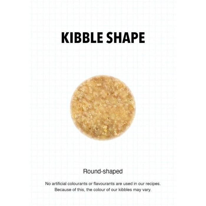 Round-shaped kibble for Ultra Dog Premium Small to Medium Adult, maize-free dry dog food with no artificial additives.